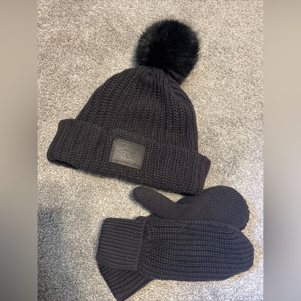 Love your melon black hat and mitten set.